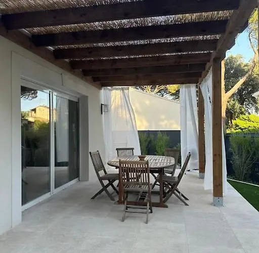 Neuve Willa Castillon-du-Gard